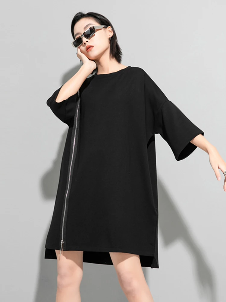 [EAM] Women Black Zipper Big Size Dress New Round Neck Three-quarter Sleeve Loose Fit Fashion Tide Spring Autumn 2024 1DF5283