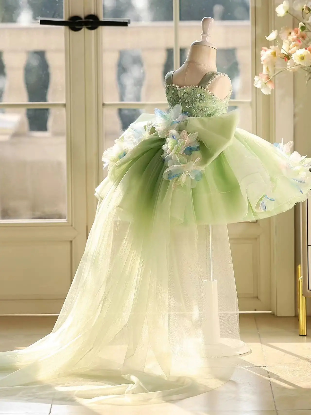 Maßgeschneidertes Sweetheart Grünes Frühlings-3D-Blumen-Ballkleid Ärmelloses Blumenmädchenkleid mit Abnehmbarer Schleppe Festliches Kleid 2026 – Detail 5