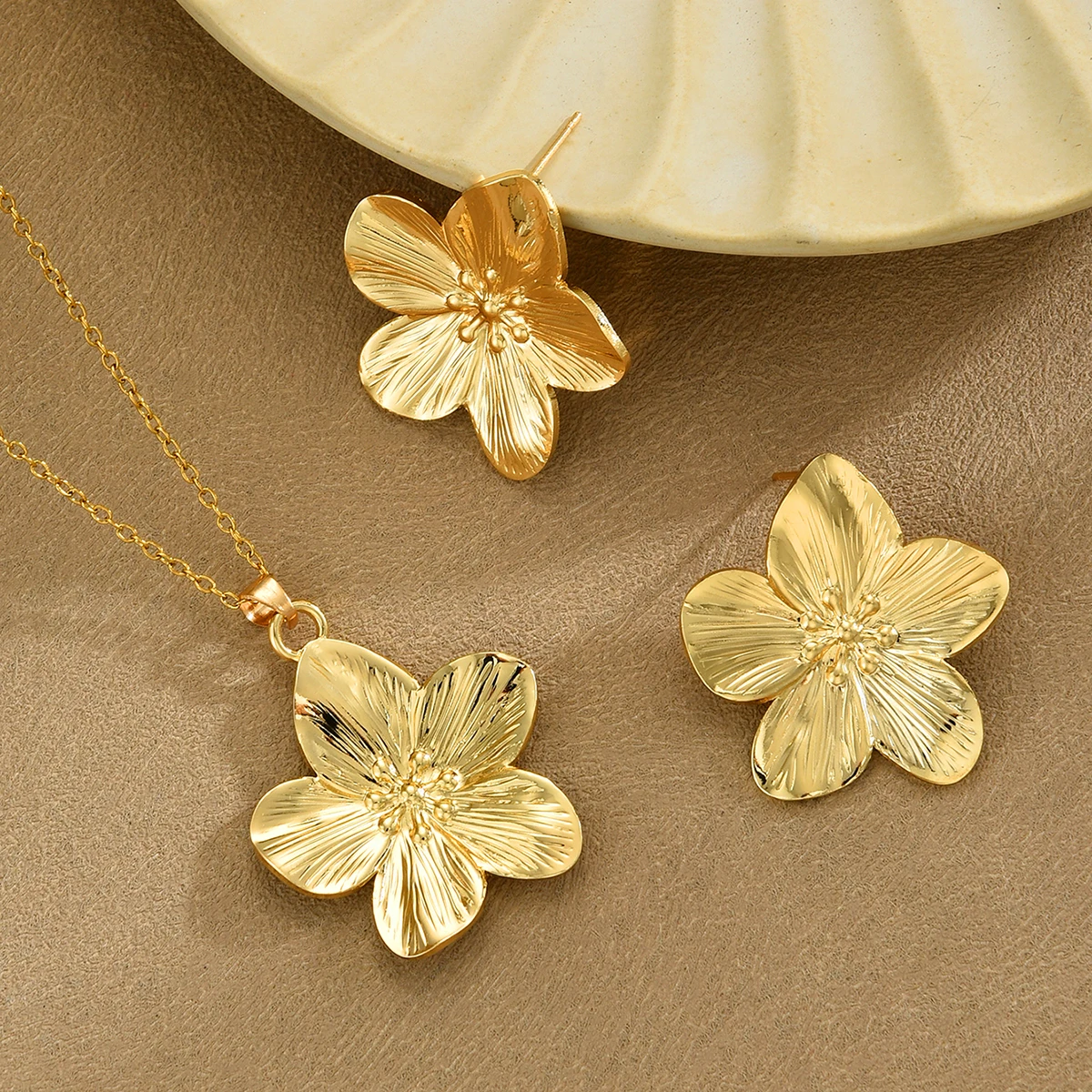 3pcs Stainless Steel French Vintage Flower Jewelry Set for Women Fashion Exaggerated Necklace Earrings Jewelry Set Daily Gifts
