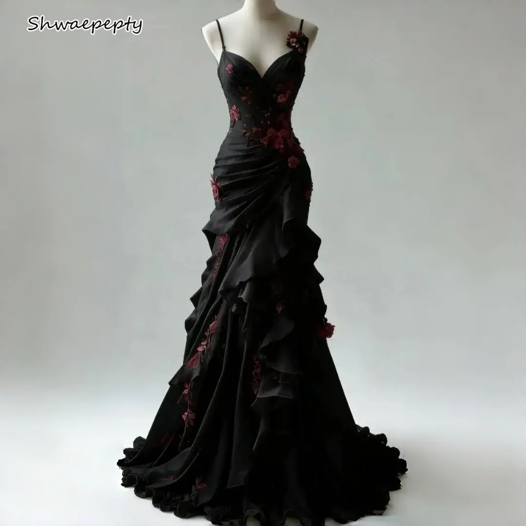 Gotisches schwarzes Meerjungfrauen-Abschlussballkleid mit drapierten, gerafften Spaghettiträgern, lange Abendkleider, burgunderrote Spitzenblumen-Applikationen, individuell gestaltet
