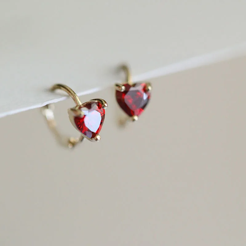 

Стерлингового серебра 925 пробы с 14-каратным золотом, мини-пряжка для ушей во французском стиле в форме сердца с гранатом и красным гранатом, элегантный ювелирный аксессуар