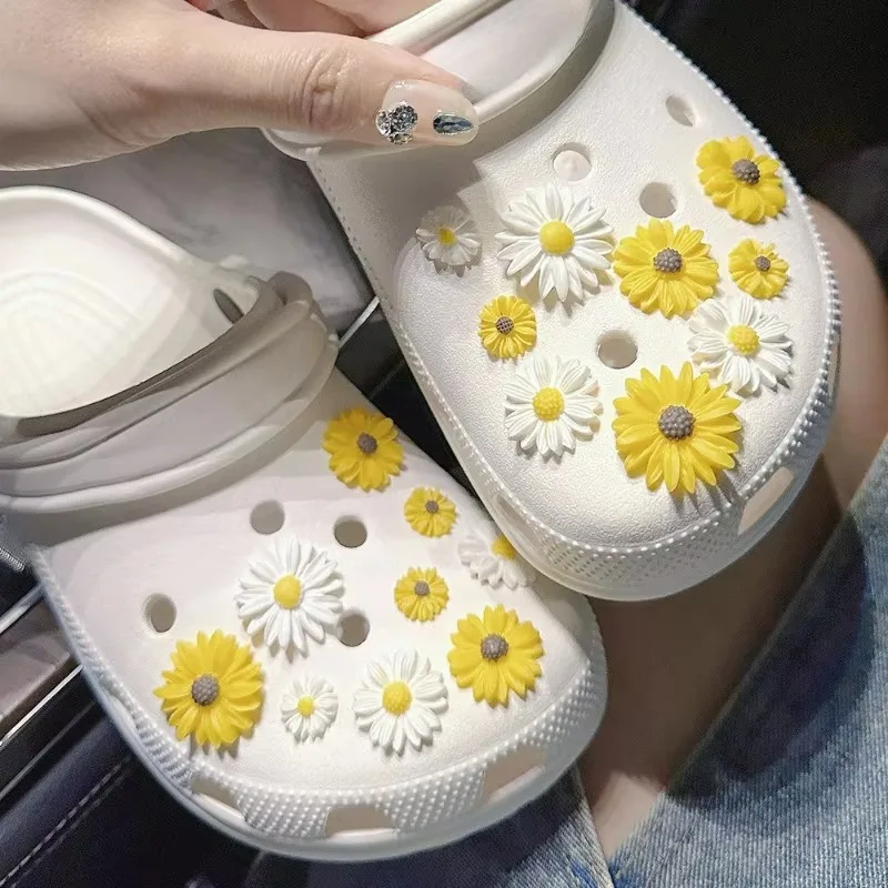 18 teile/satz Heißer Verkauf DIY Loch Schuhe Charms Daisy Blume Zubehör Designer Qualität Garten Schuh Dekoration Mädchen Geschenk