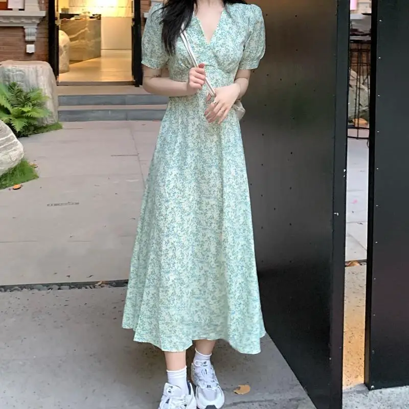 

V-neck puff sleeve floral dress for women summer 2022 new tea break French style gentle waist-tight temperament dress