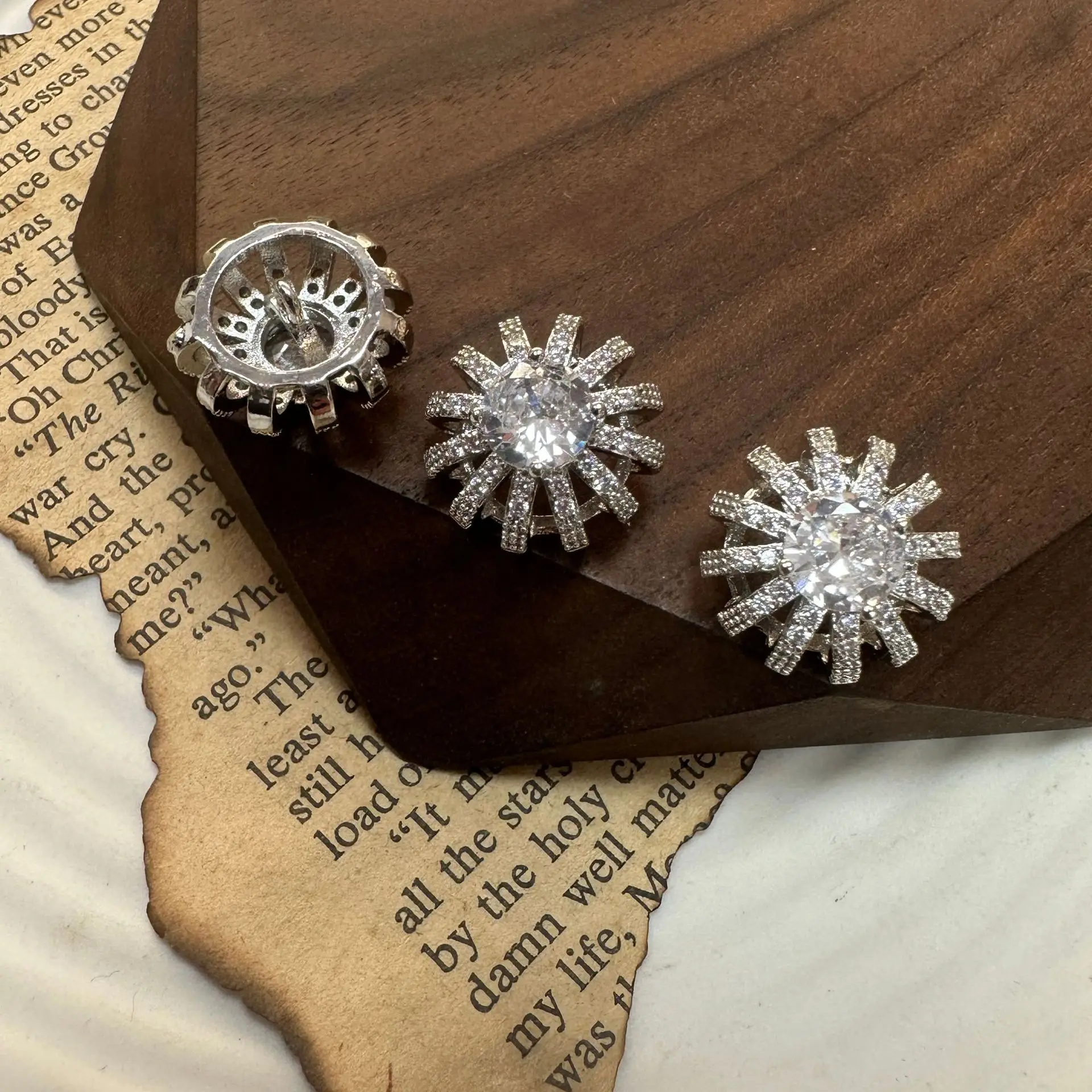 

5pcs Hollow-Out Round Micro Inlaid buttons cashmere Knit cardigan Cubic zirconia button for shirt Decorative CZ sewing buttons