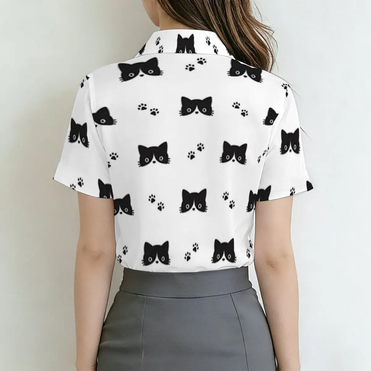 Einfaches und personalisiertes Damen-Kurzarmhemd mit Katzenmuster, Sommermode, vielseitiges Alltags-Oberteil. – Detail 5