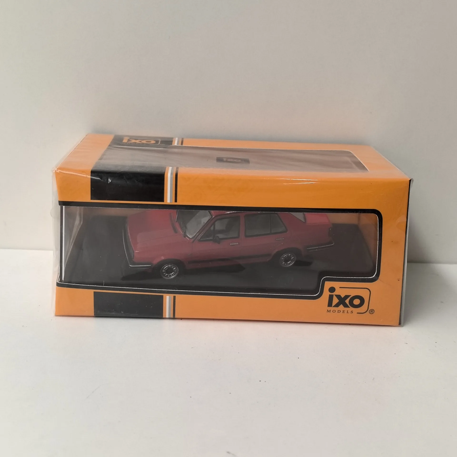 

Diecast IXO 1/43 Scale VW JETTA MKII 1984 VW Blue Miracle BENZ-Benz Truck Alloy Car Model Collectible Toy Gift Souvenir
