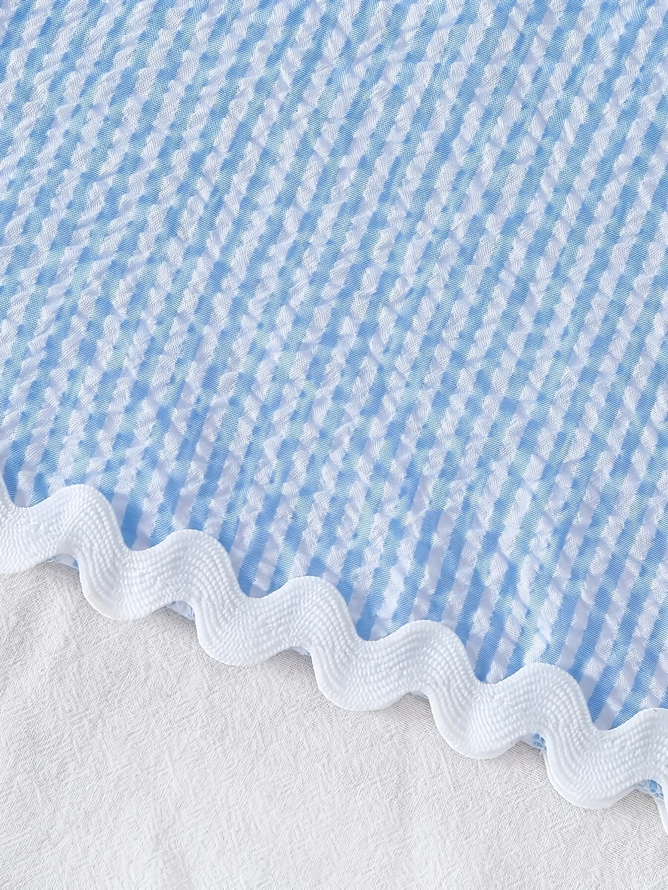 Zweiteiliges Set für Mädchen in Blau und Weiß mit Streifenmuster: ärmelloses Oberteil mit Seersucker-Textur und gewellten Saumdetails, kombiniert mit – Detail 5