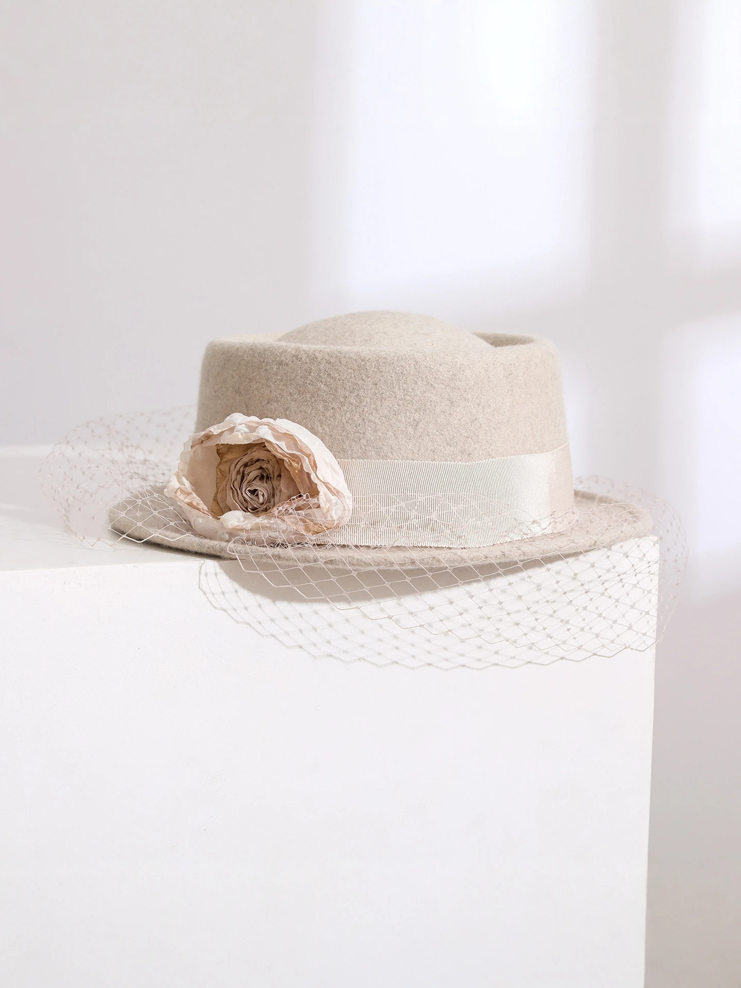 chapeau-en-tulle-a-motifs-floraux-hebe-elegant-de-style-retro-britannique-a-dessus-plat-en-feutre-de-laine-chapeau-pour-femme-ideal-pour-les-voyages-pour-l’automne-chaud-avec-bande-adhesive-reglable