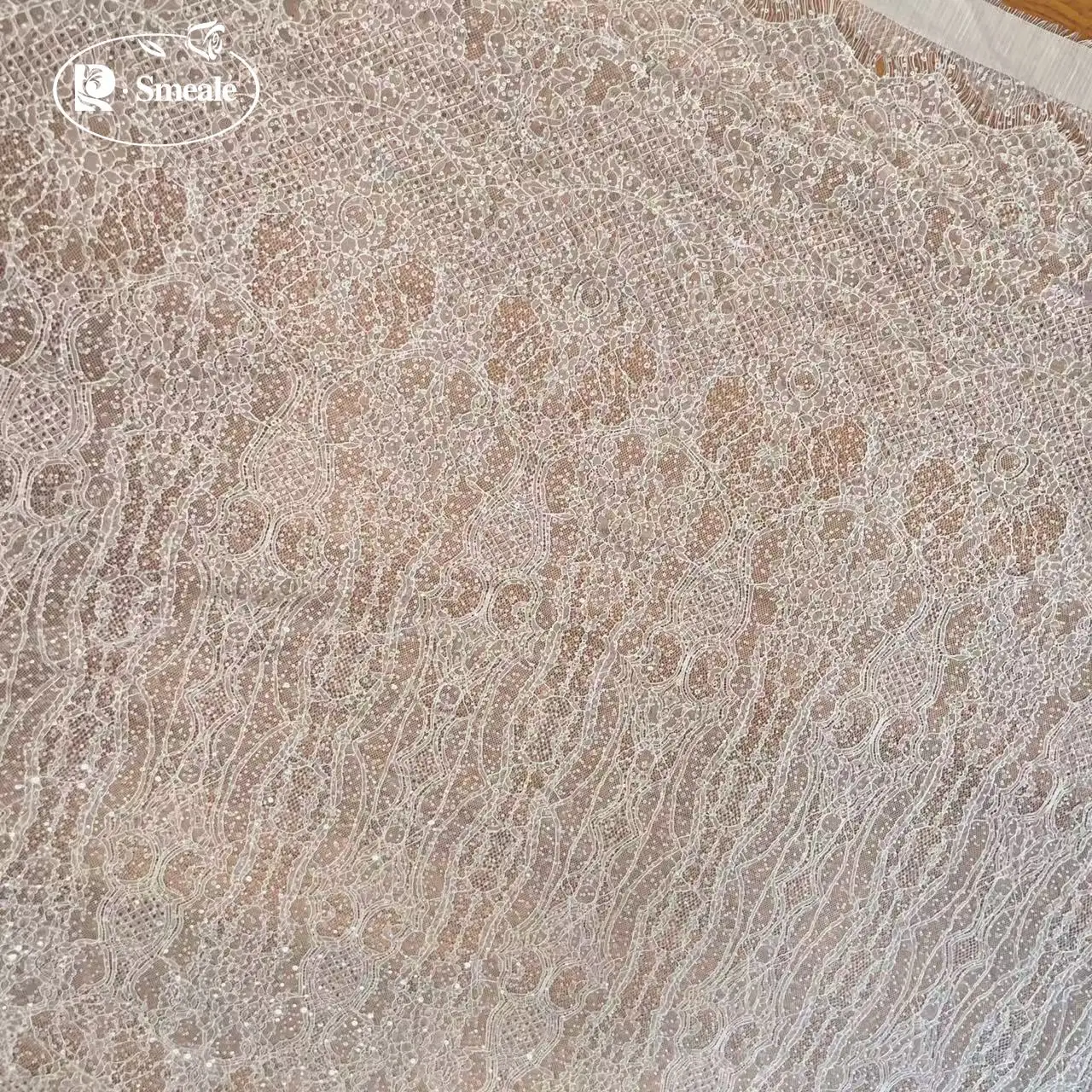 Funkelndes Pailletten-Perlen-Stickerei-Hochzeitskleid, Brautspitzenstoff. DIY-Nähzubehör – Detail 7