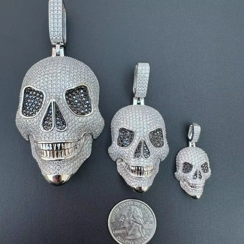 

Подвески-шармы из стерлингового серебра 925 пробы с муассанитом в форме 3D черепа, христианские, в стиле хип-хоп, 3 размера: маленький, средний, большой.