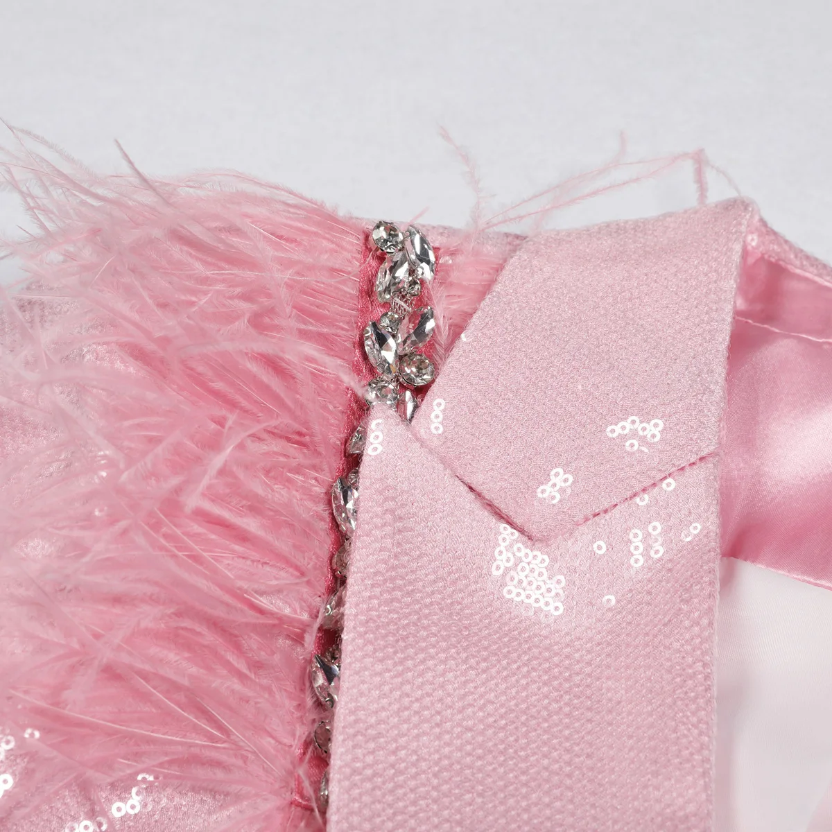 بدلة نسائية عصرية من CHUJIE للتنقل والترفيه أنيقة باللون الوردي والترتر والريش بدلة نسائية صغيرة 2025 ربيع جديد