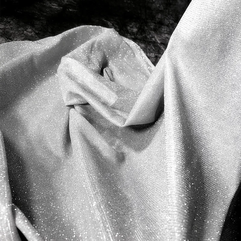 

Синяя черная эластичная трикотажная ткань Эластичный блеск Лазерный блеск Иллюзорный цвет Модное дизайнерское платье, костюмная ткань