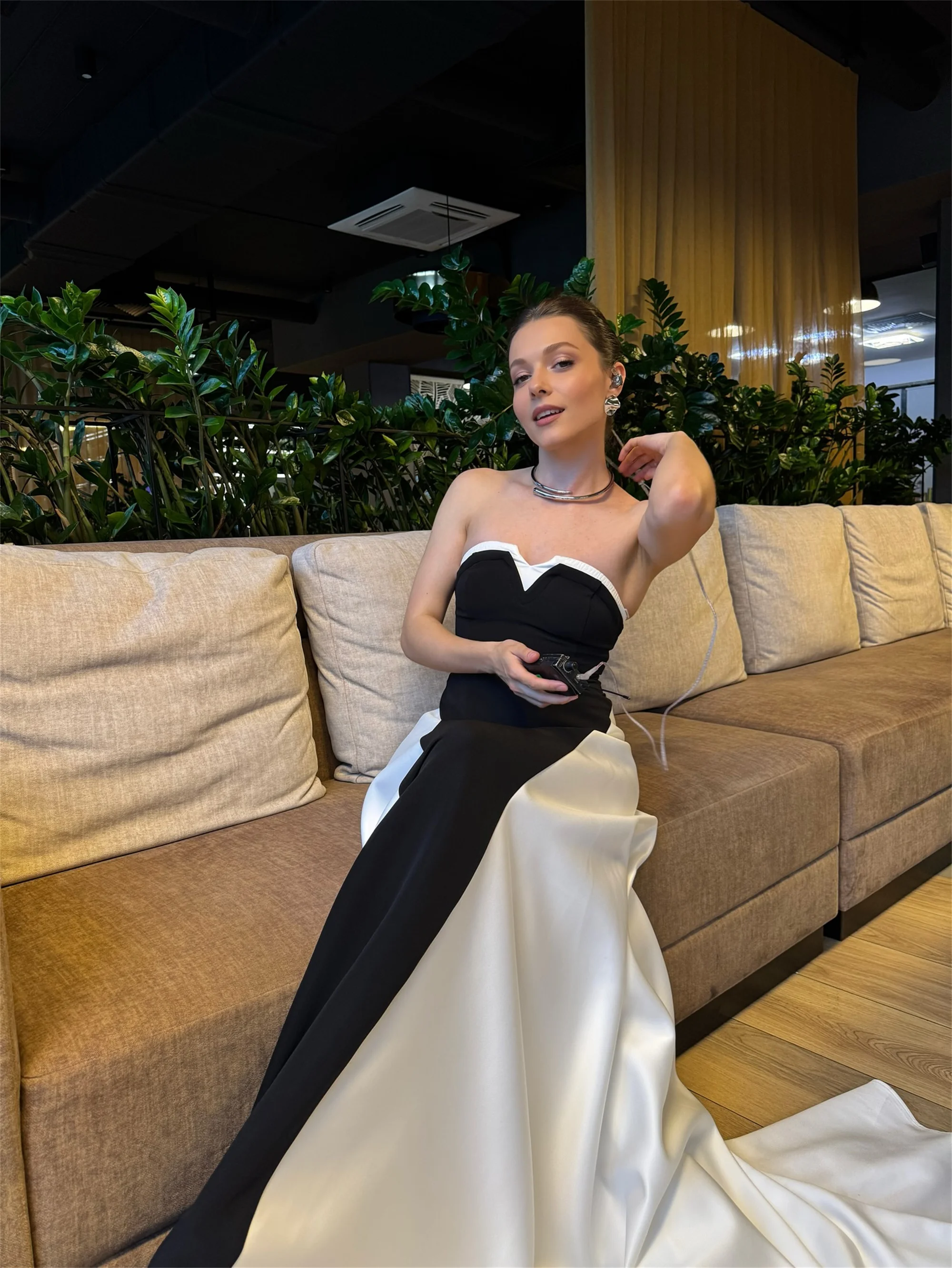 สีดําและสีขาว fساتแฟชั่นชุดราตรีคอวีโอกาสที่เป็นทางการชุด EVON เจ้าสาวที่กําหนดเอง