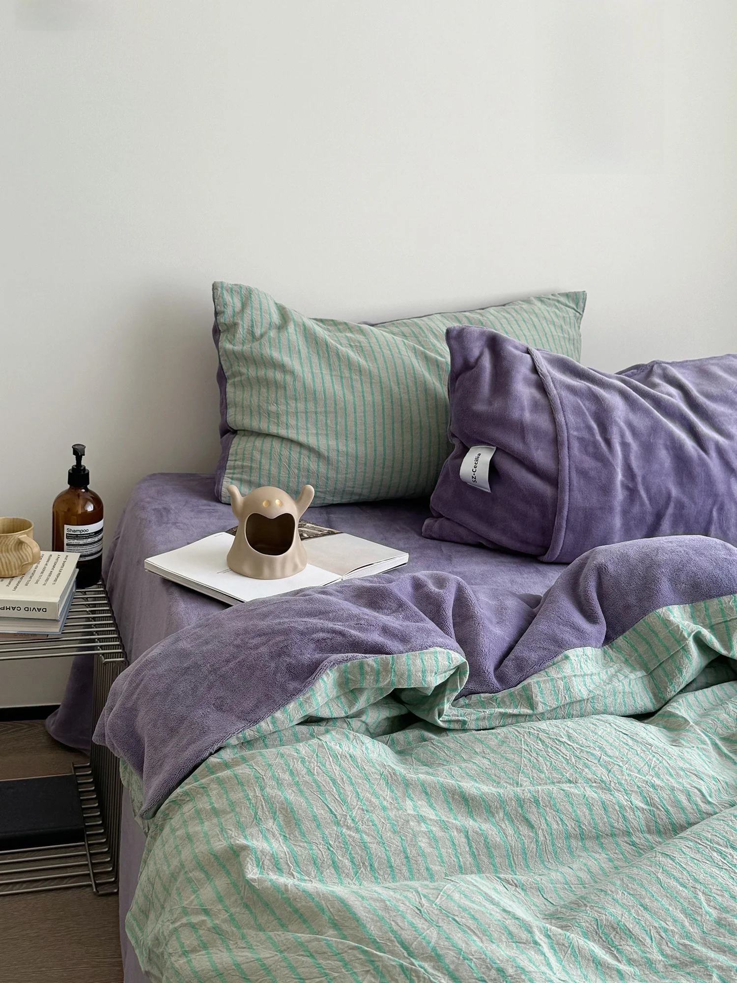 

Artistic Mix-and-Match Stripe Milk Velvet Four-Piece Bedding Set A-Face Pure Cotton B-Face Coral Fce Duvet Cover Flannel ...