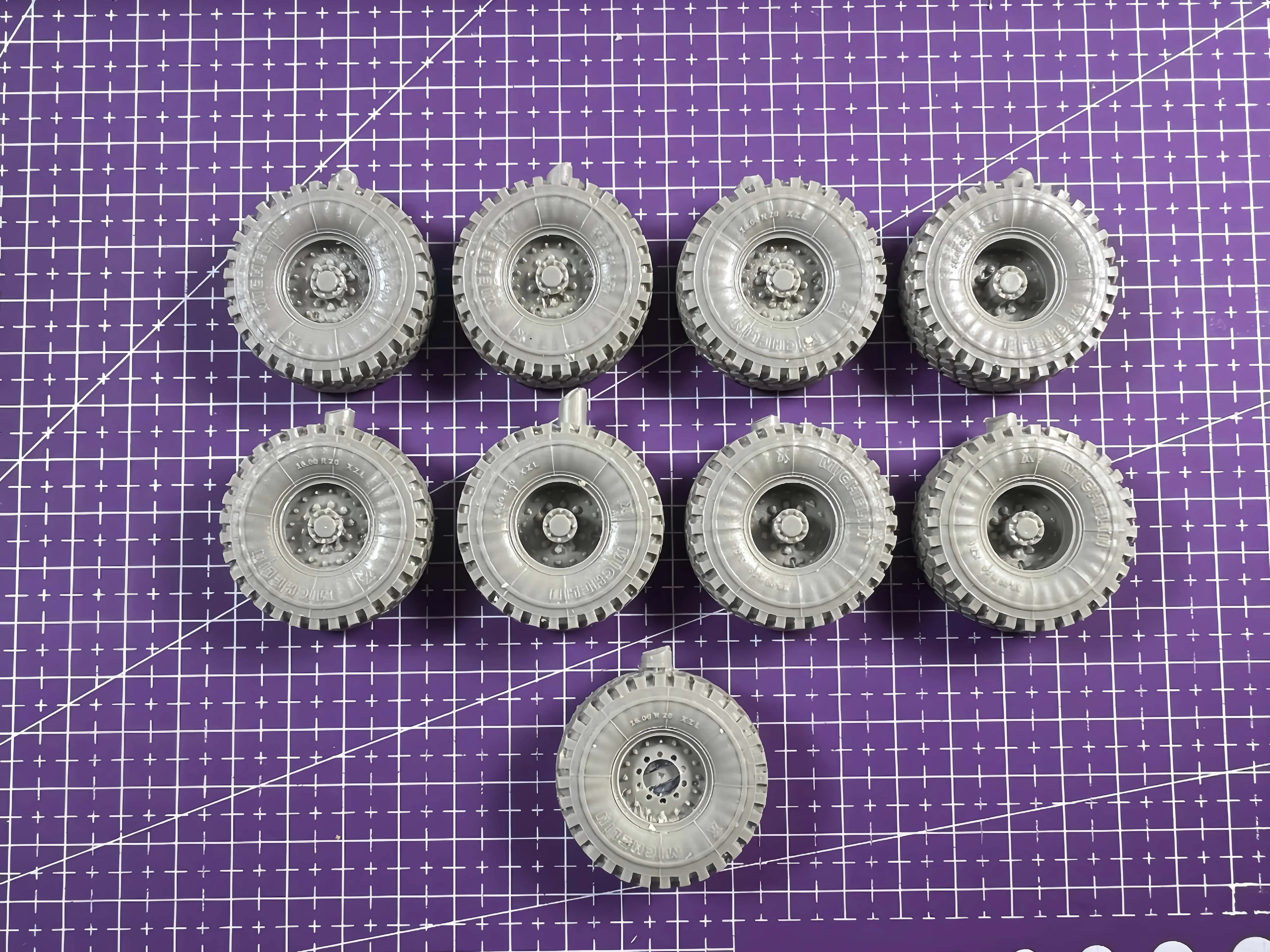 1/35 Casting Resin Model Assembly Kit, GK， Resin Tire M977 Later Version Patriot Universal, Unpainted