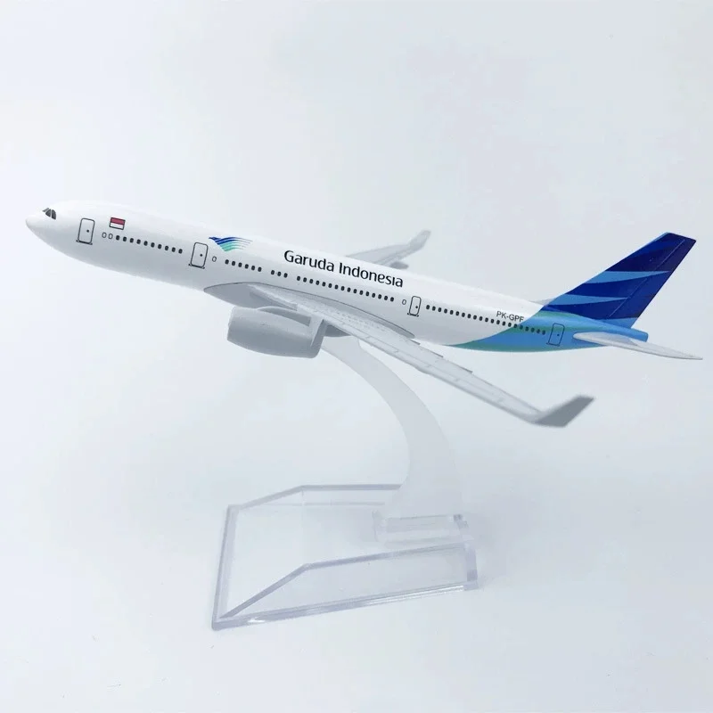 B737 16cm Air Garuda Indonesia Airlines 1:400 Scale Aircraft Model With Landing Gear Metal Alloy Souvenir Airplane Diecast Model