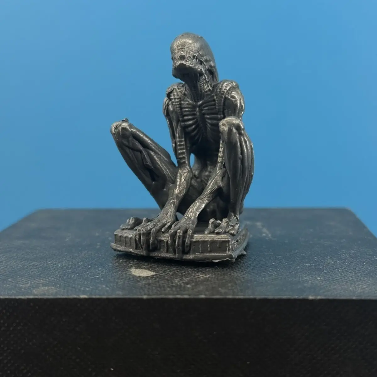 

chinese bronze hand casting mini skull man statue figure Collect ornament