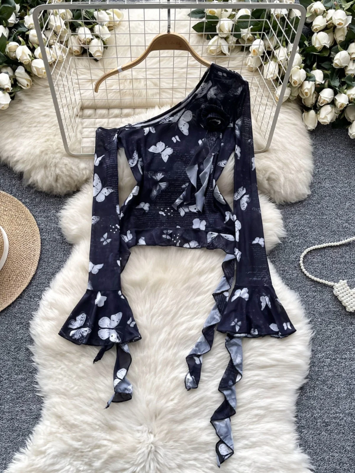 تي شيرت نسائي بأكمام طويلة على الطراز الأمريكي، تصميم مثير بياقة جانبية، كتف مكشوف، أكمام واسعة، تصميم نحيف مع طباعة شبكية عصرية