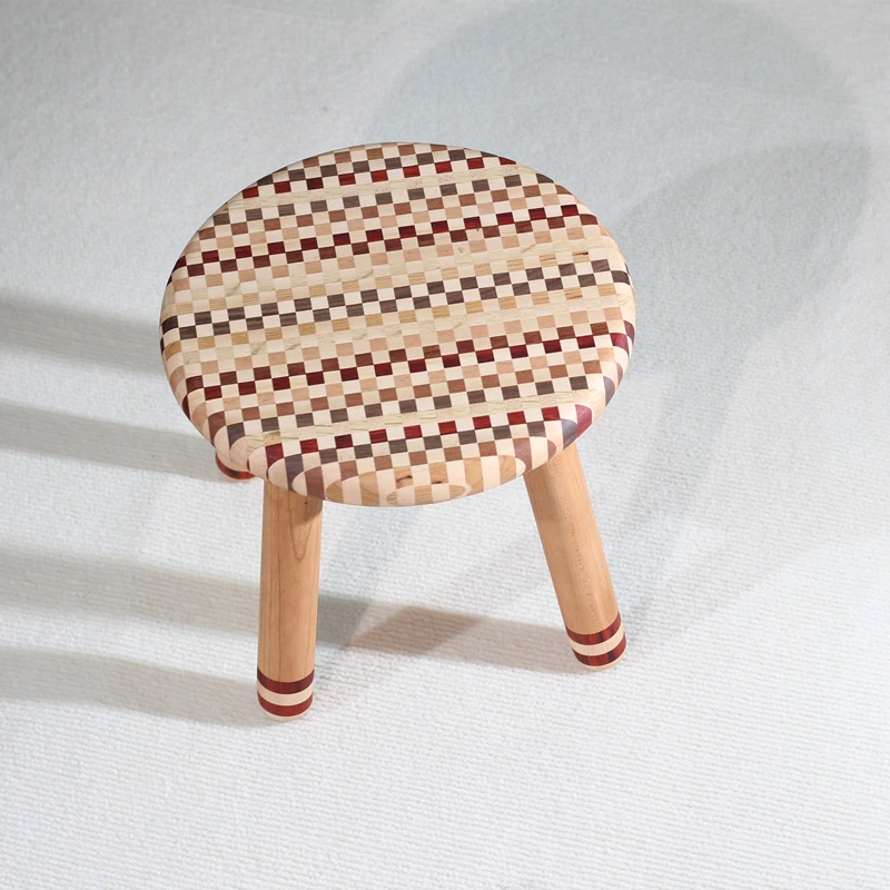 Wysyłanie drewna, aby stworzyć solidne drewniane taborety, patchwork, kontrastujące kolory, okrągłe taborety do do użytku domowego, małe ławki