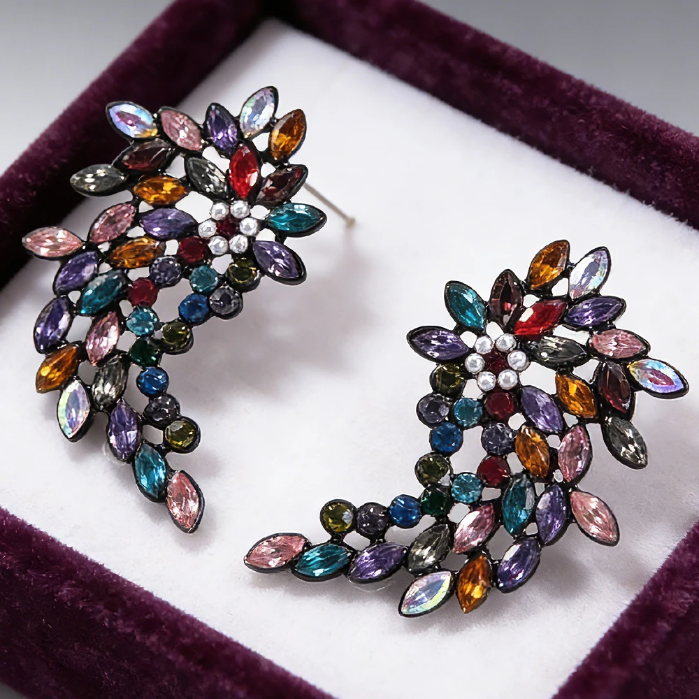 

Драматичные разноцветные серьги с узором пейсли – эффектный аксессуар, идеально подходящий для завтрака, свидания или стильного образа, чтобы добавить непринужденного шарма.