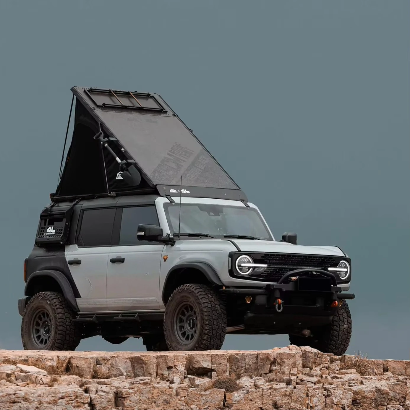 9cm  Carbon Fiber Edition  Anti-Condensation Triangular Hard Top Lightweight Roof Tent for Off-Road Vehicles