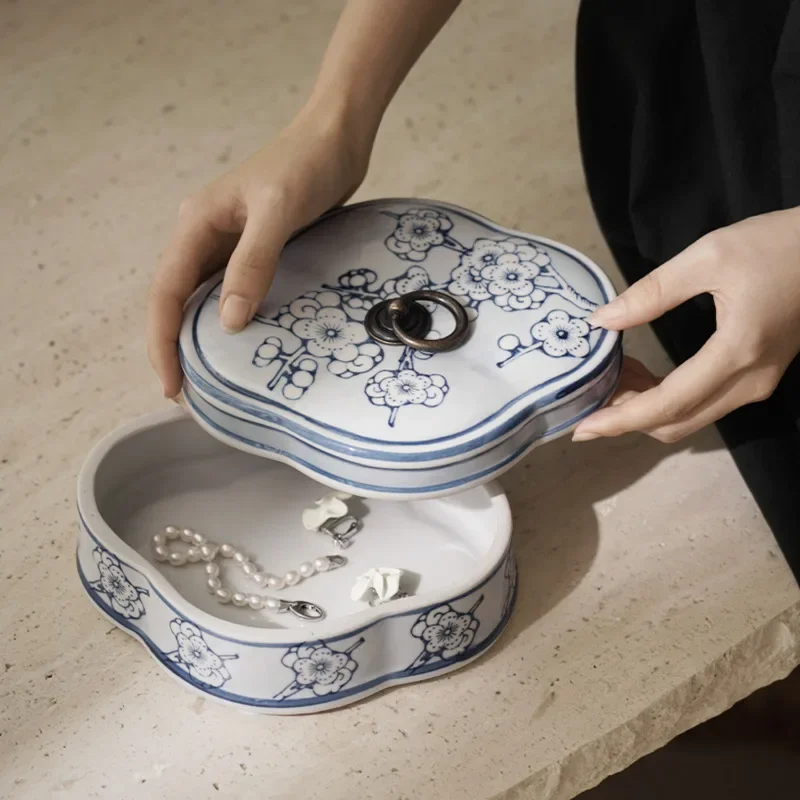 Blue And White Porcelain Hand-painted Ceramic Jewelry Box Home Decorate With Cover Dust-proof Storage Box Exquisite Gift