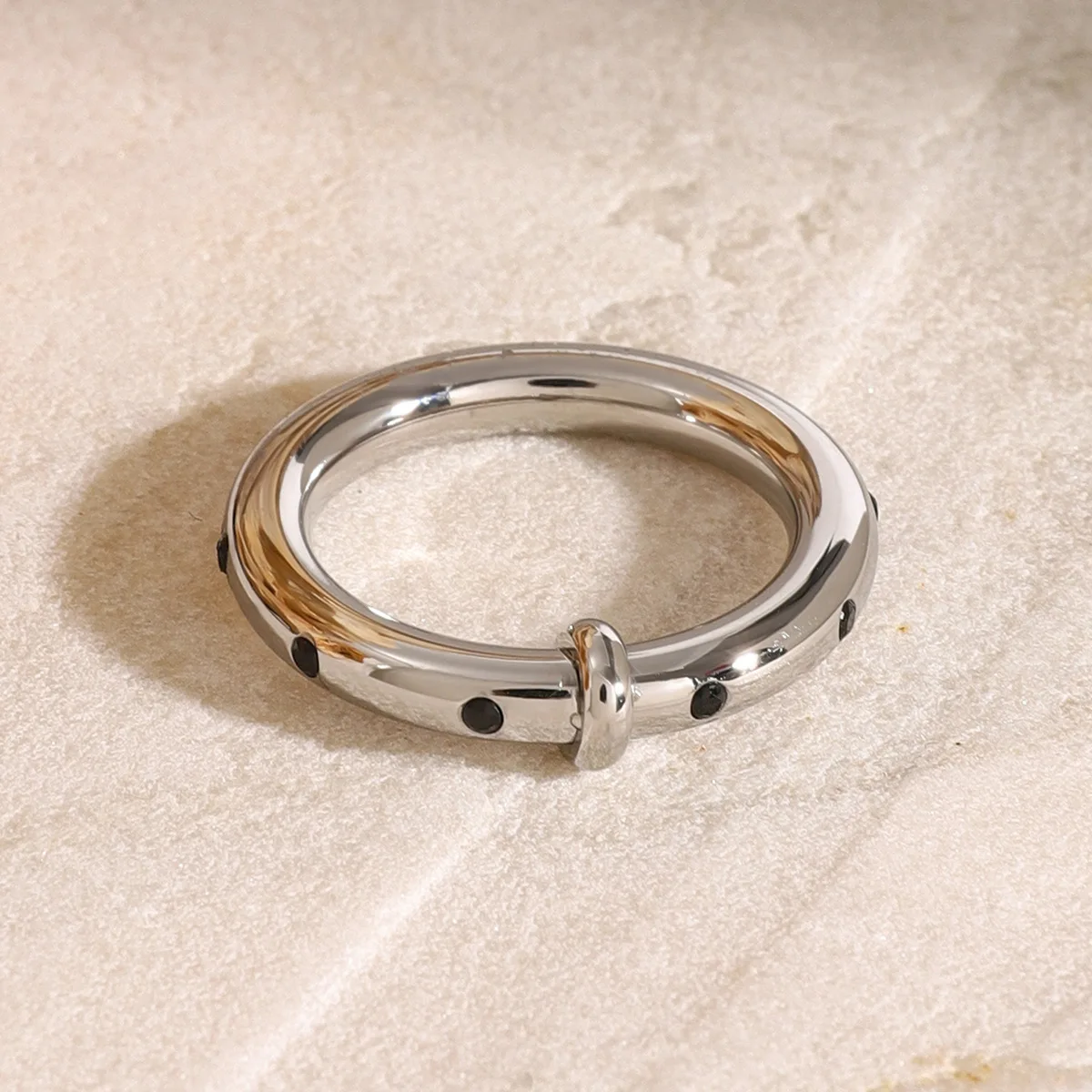 Minimalistischer, glänzender schwarzer CZ-Zirkon-Kreis-Fingerring aus Edelstahl für Unisex, vergoldeter, antiallergischer Schmuck, Party-Geschenk