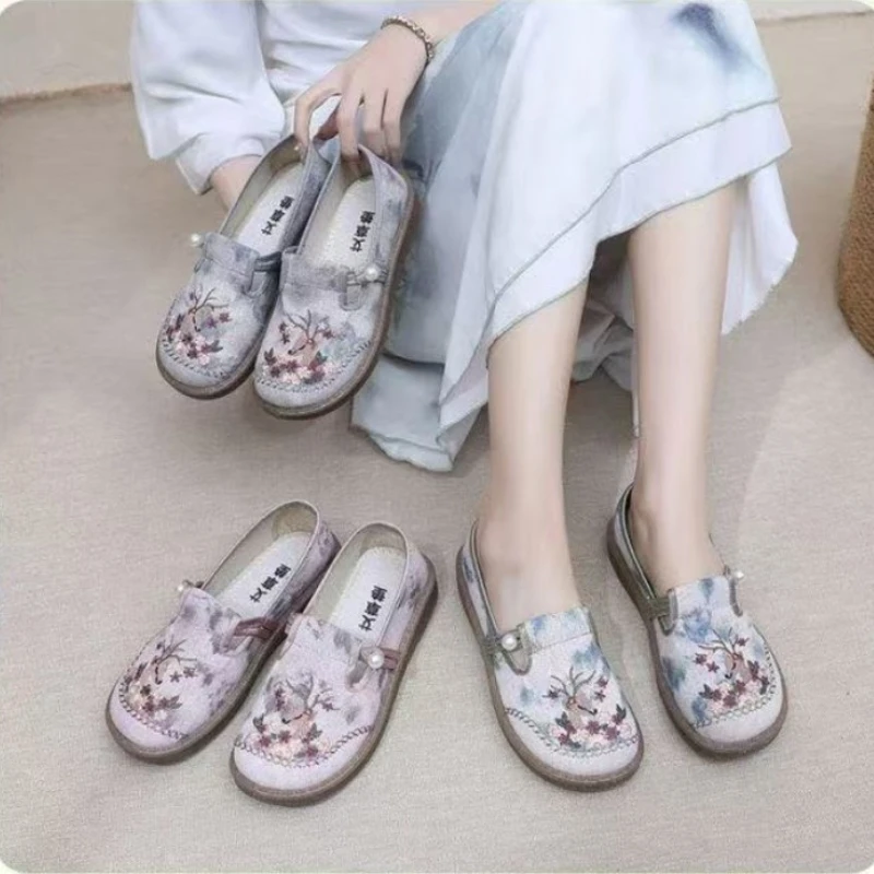 XIHAHA Women Shoes Versatile Ethnic Style Embroidered Shoe Soft Sole Old Beijing Style Woman Dance Shoes for Middle-aged Elderly