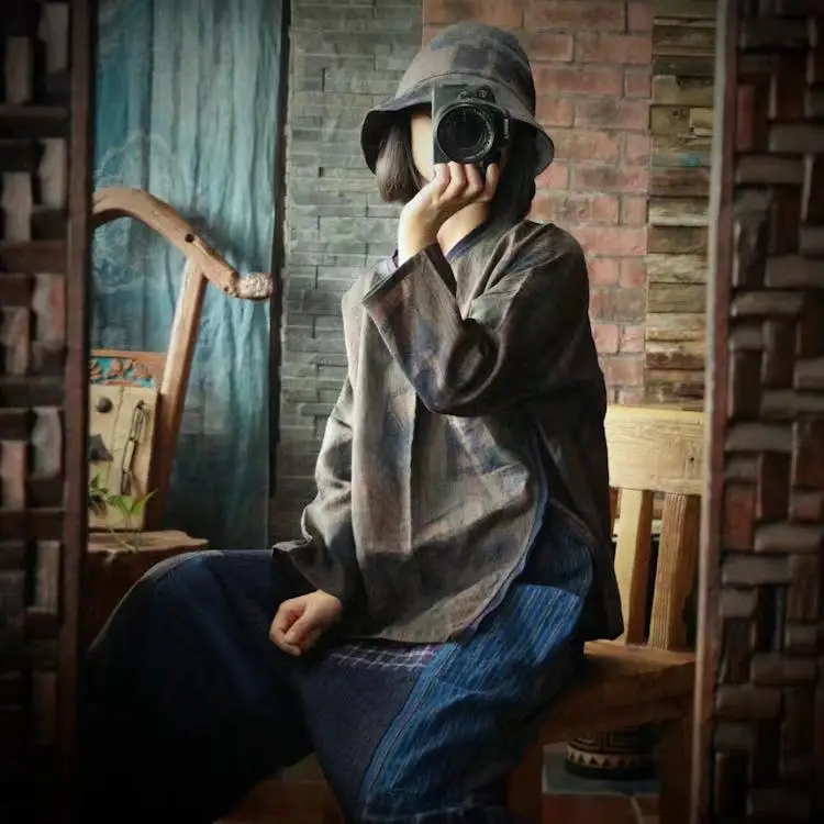 بلوزة نسائية من القطن برقبة على شكل V وأكمام طويلة قميص فضفاض 2025 خريف ريترو مطبوع عليه زهور سترة غير رسمية للخريف مقاس كبير