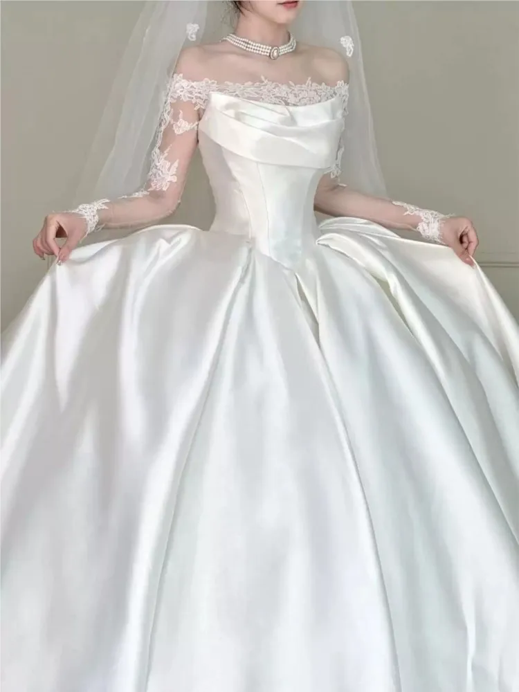 Un nuevo vestido de satén con figura y cola grande para salir.