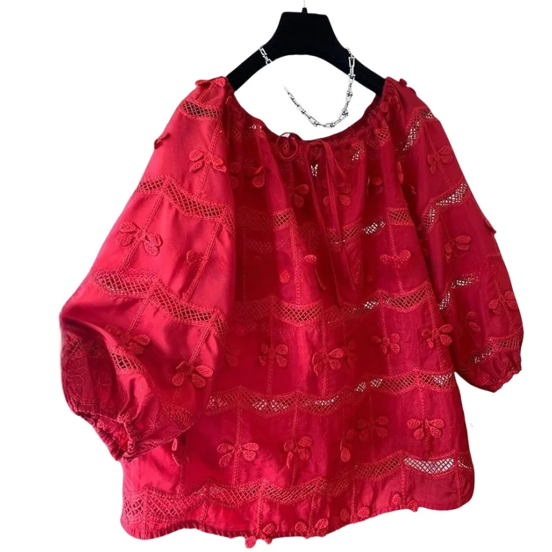 2025 قميص صيفي أحمر مطرز بفيونكة دانتيل برقبة واحدة وأكمام قصيرة قميص فضفاض عصري للنساء