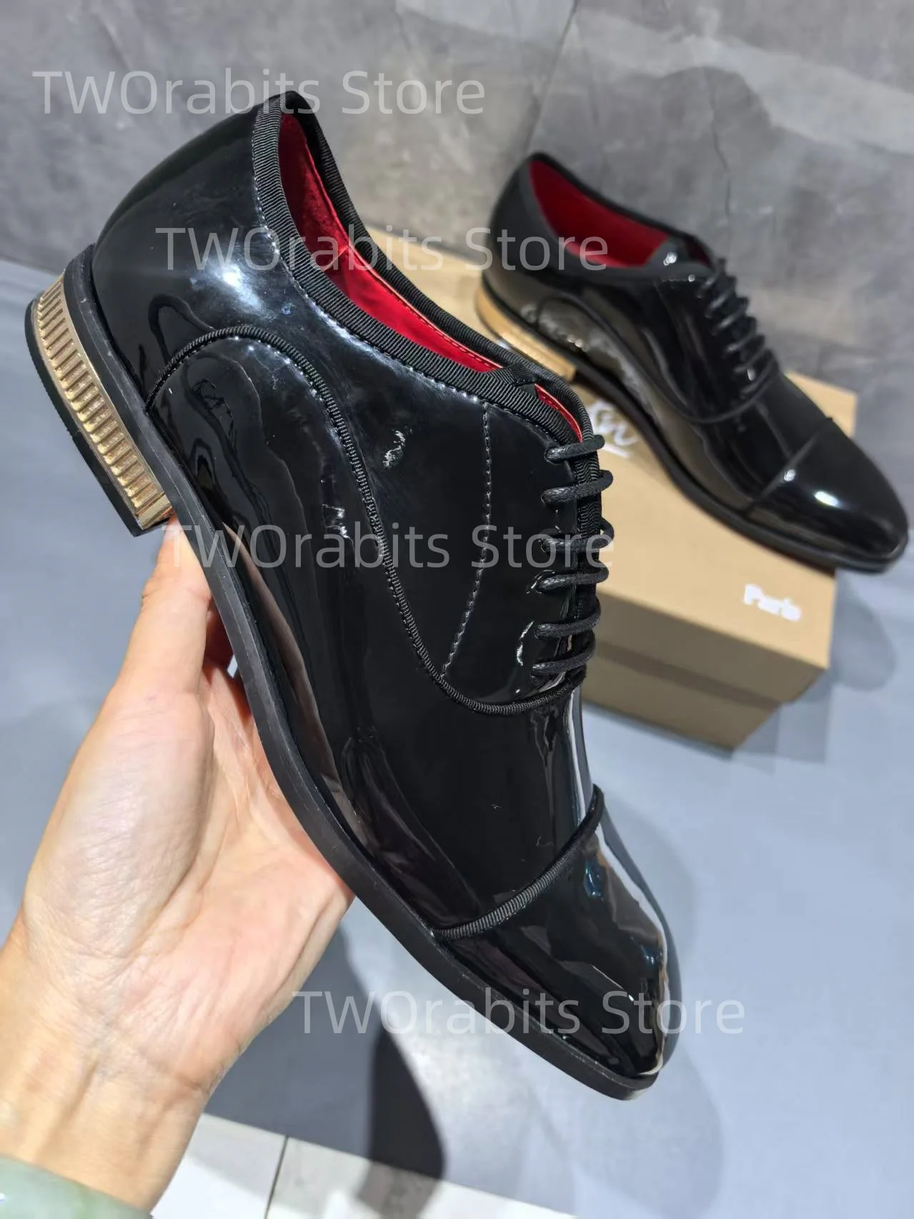 

Matching Men's Patent Lace-Up Formal Leather Shoes Metal Decoration Simple Color Sewing Suits Banquets Large Size Oxford Shoes