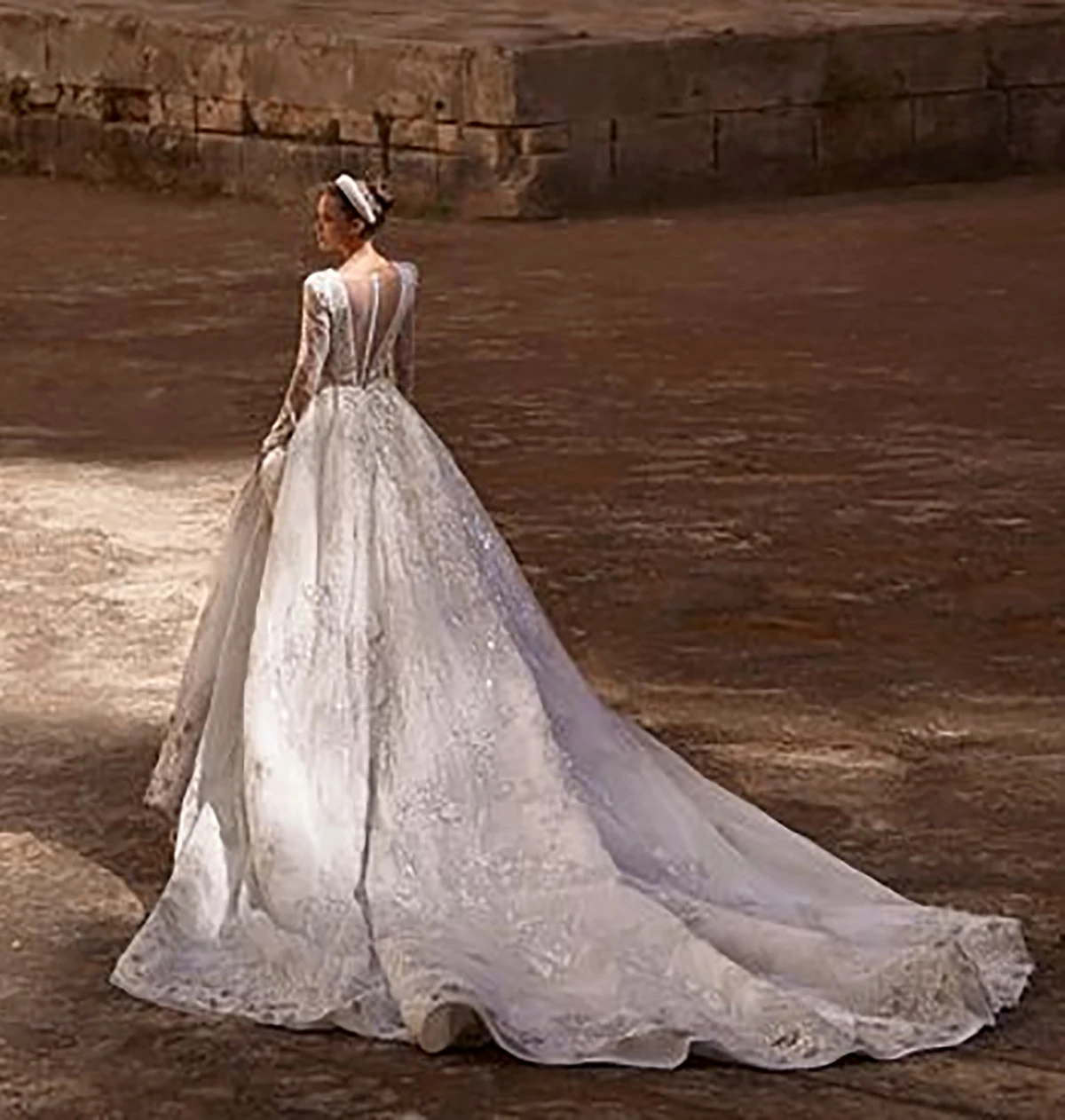 Robe de Mariée Élégante en Dentelle avec Col en V Profond, Sexy, avec Perles Appliquées, pour Patients, sur Mesure, avec Traîne à lèvent dans le Dos