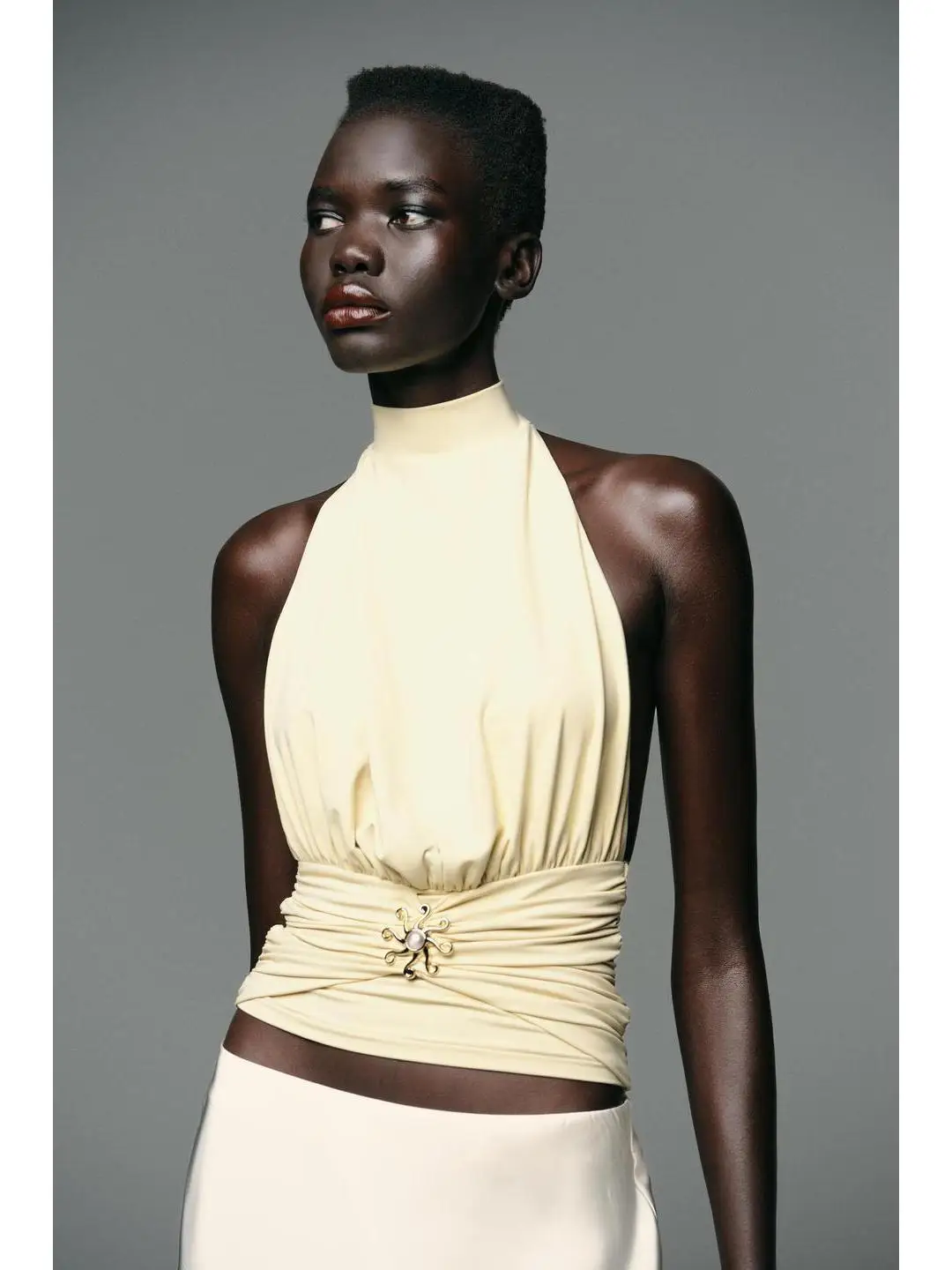 بلوزة معدنية مزخرفة بياقة على شكل قرد الشمس مع طيات شماعات من النايلين بطول ort Cleanfit Sle للنساء