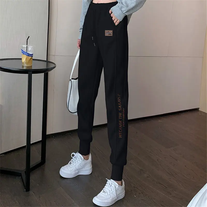 Pantaloni sportivi da jogging a vita alta con applicazioni con stampa di lettere da donna pantaloni sportivi con coulisse in stile coreano Casual Streetwear pantaloni Slim