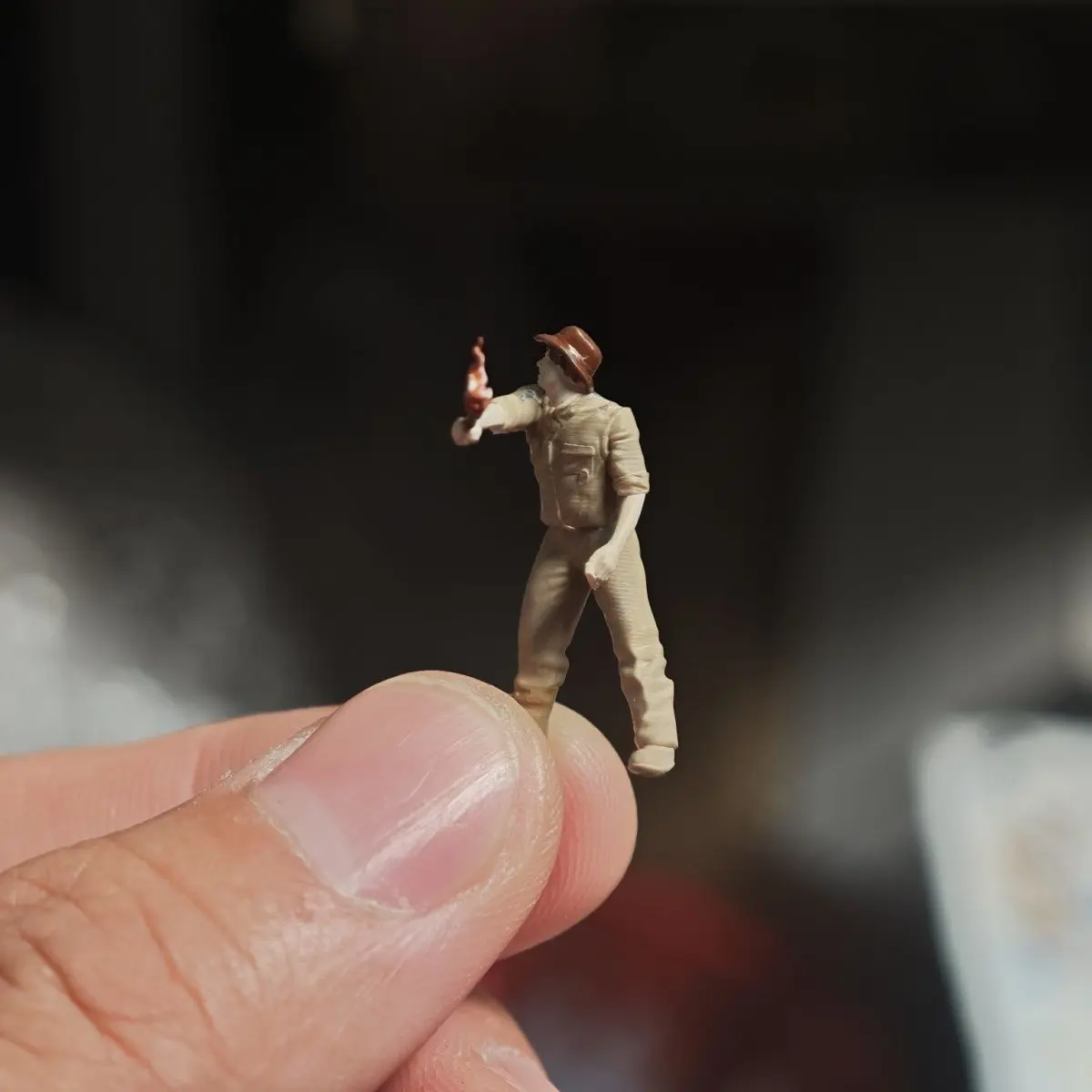 تمثال ثابت 1/64 يمكنك صنعه بنفسك من الراتنج المرسوم يدويًا في الهواء الطلق لمستكشف الغابات نموذج مشهد السيارة