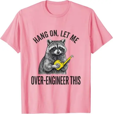 Warte, lass mich das schmeichelnde T-Shirt mit lustigem Waschbär-Motiv für Techniker im Y2K-Stil gestalten – Süßes, personalisiertes Herren-T-Shirt für den Arbeitsalltag mit sarkastischem Spruch – Detail 12