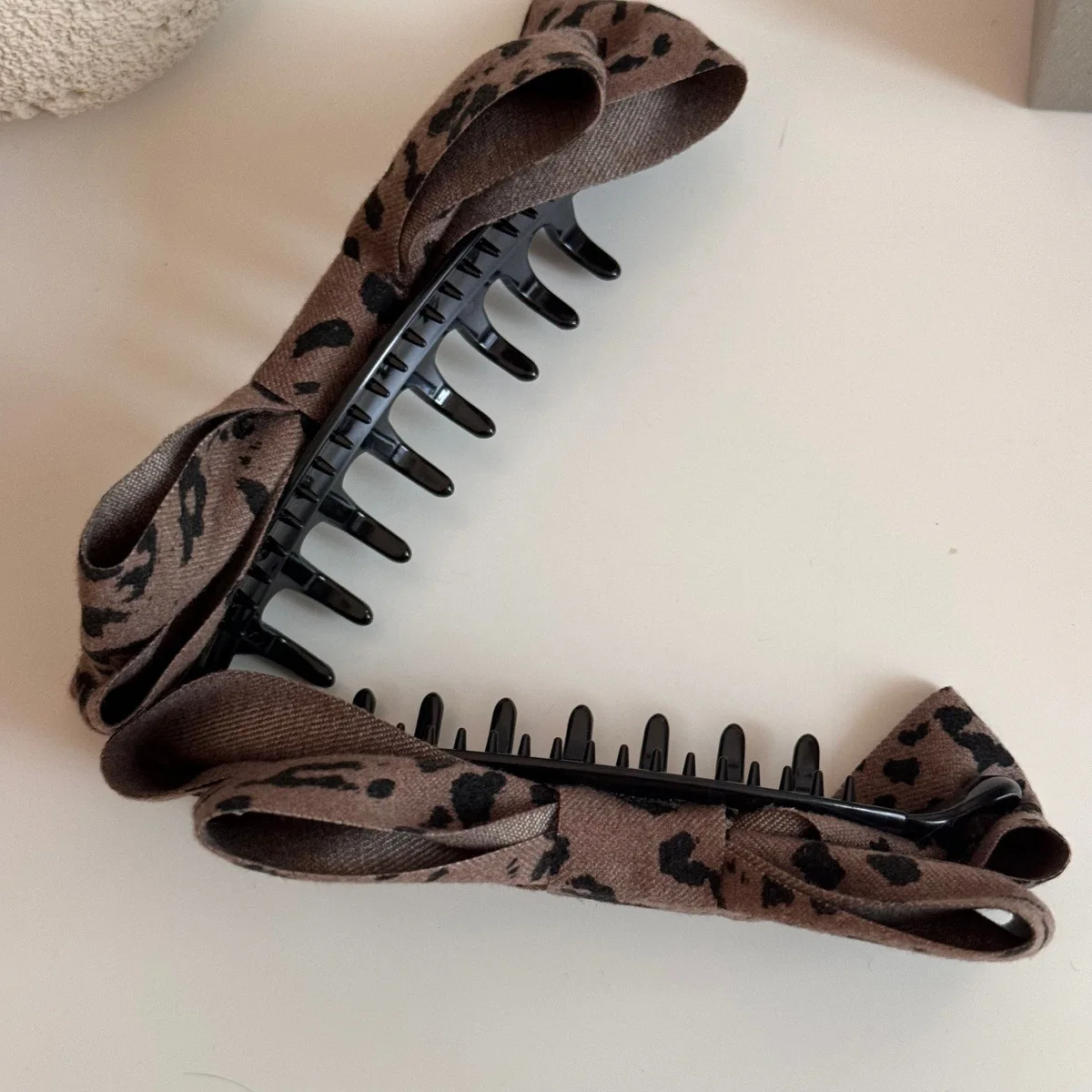 

Корейская ретро-заколка для волос с леопардовым принтом и бантом, универсальная заколка для хвоста, аксессуар для волос, заколка-бананка с крупными зубцами, элитный головной убор