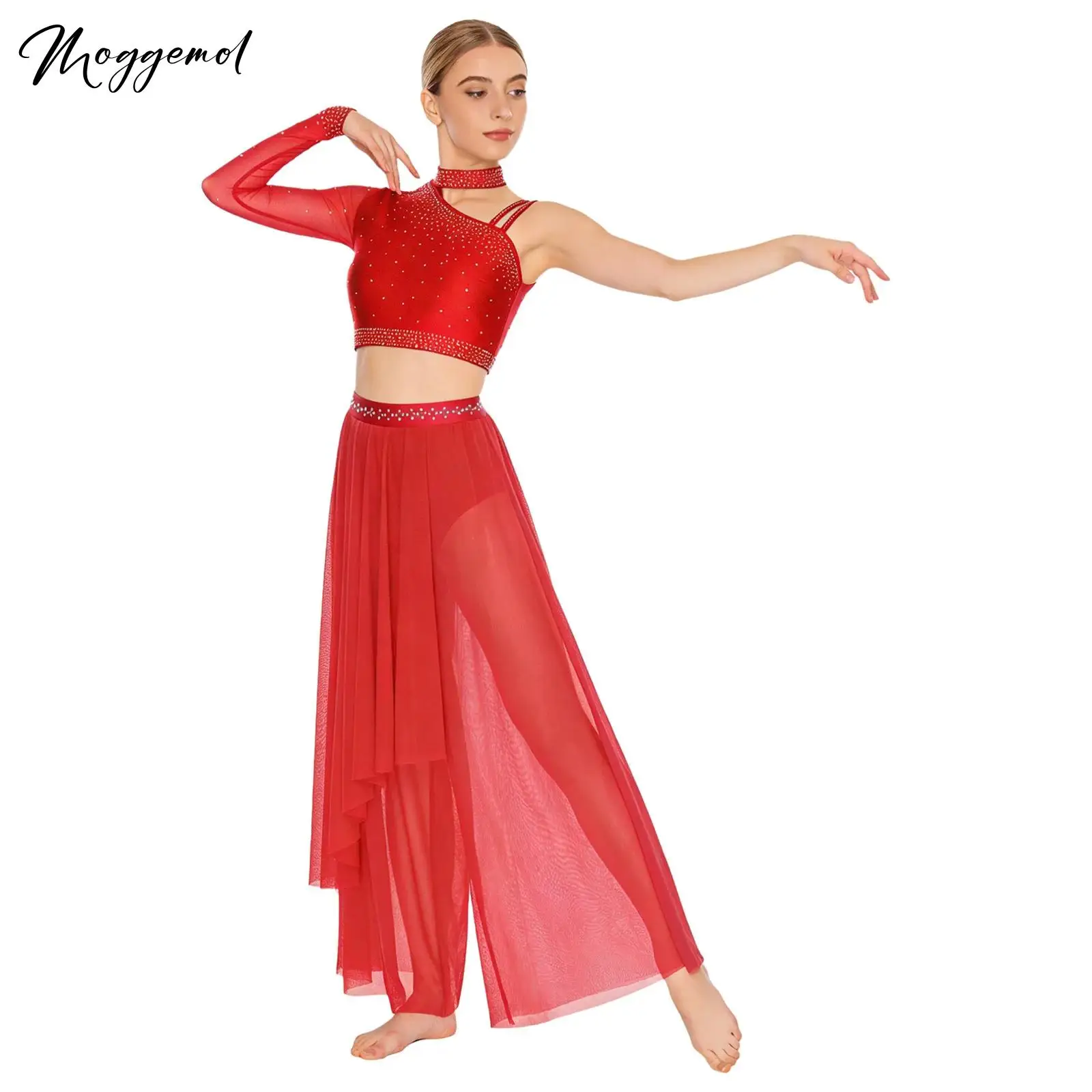 

Женский современный костюм для лирического танца: топ с длинными рукавами, асимметричным вырезом на плече и стразами, а также брюки-шорты с асимметричным кроем.