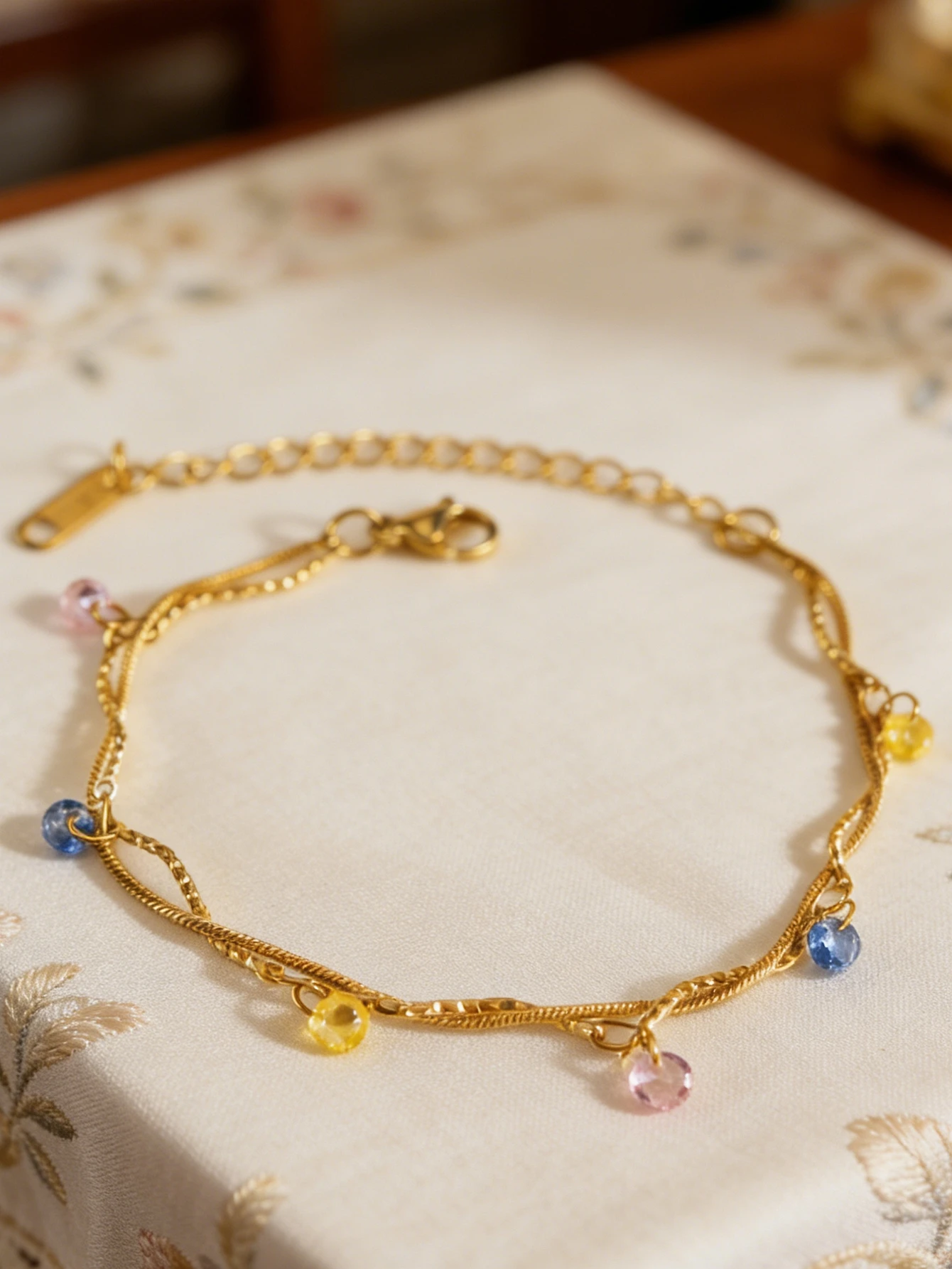 Mehrfarbiges Kristall-Charm-Armband Gedrehte Edelstahl-Gliederkette Armband Damen Modeschmuck