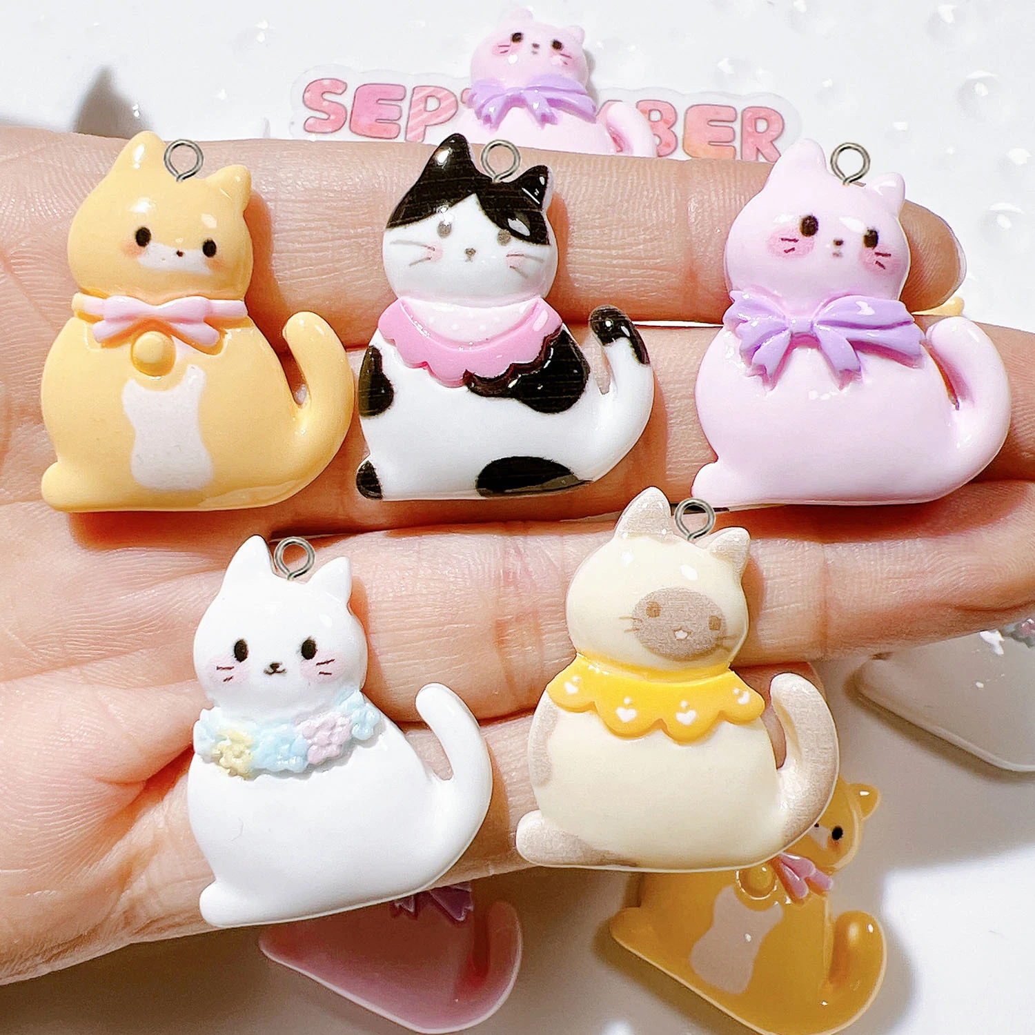 10Pcs Cartoon Glossy Bowknot Cat Charms Kawaii Resin Animals Keychains Necklaces Earrings Pendants DIY Crafts Jewelry Make