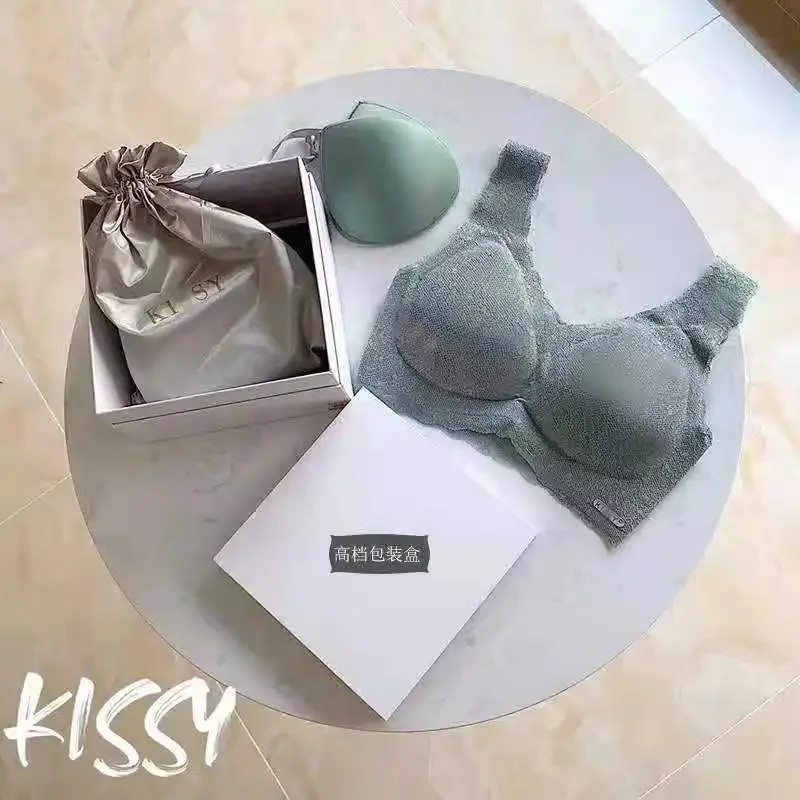 

Lace platinum kiss latex underwear one-piece seamless zero binding gathered bra set