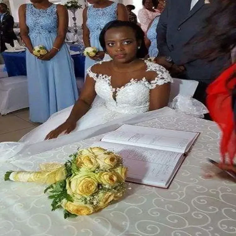 Maßgeschneiderte Garten-Spitzenapplikationen Brautkleider Sweep Zug mit Flügelärmeln Ballkleid Afrikanische Frauen Maßgeschneiderte Brautkleider