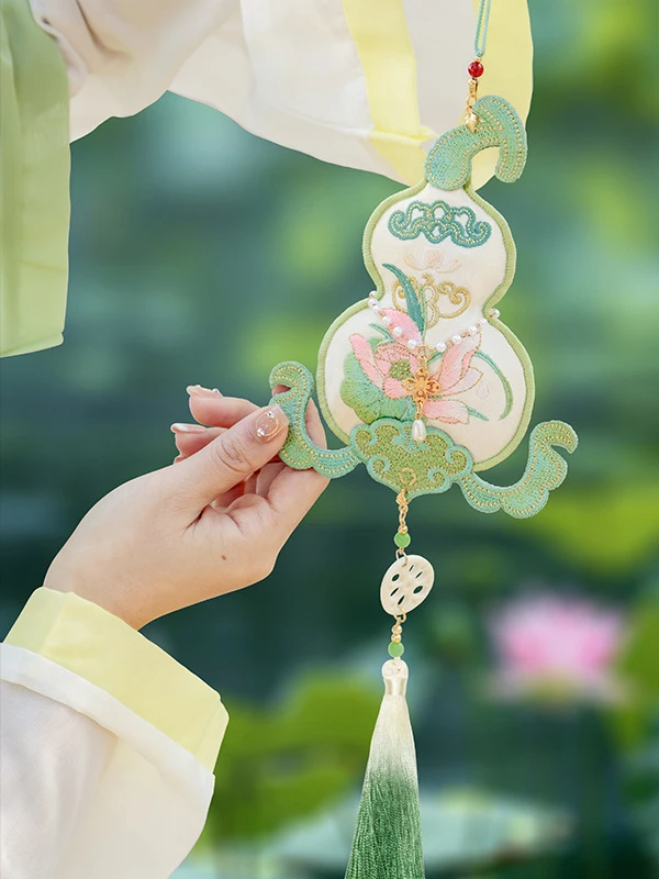 

Handmade Double-Sided Embroidery Year Scent Pouch Tassel Hanging Decorations for Hanfu Ancient Sle Accories