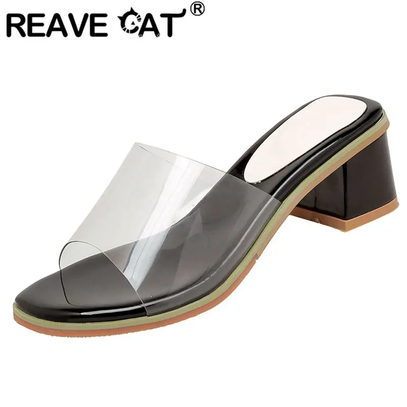 

REAVE CAT 2025 Мягкие повседневные женские сандалии с квадратным носком на массивном каблуке 5 см без шнуровки Мюли размера плюс 43, 44 45, повседневная женская обувь для свиданий