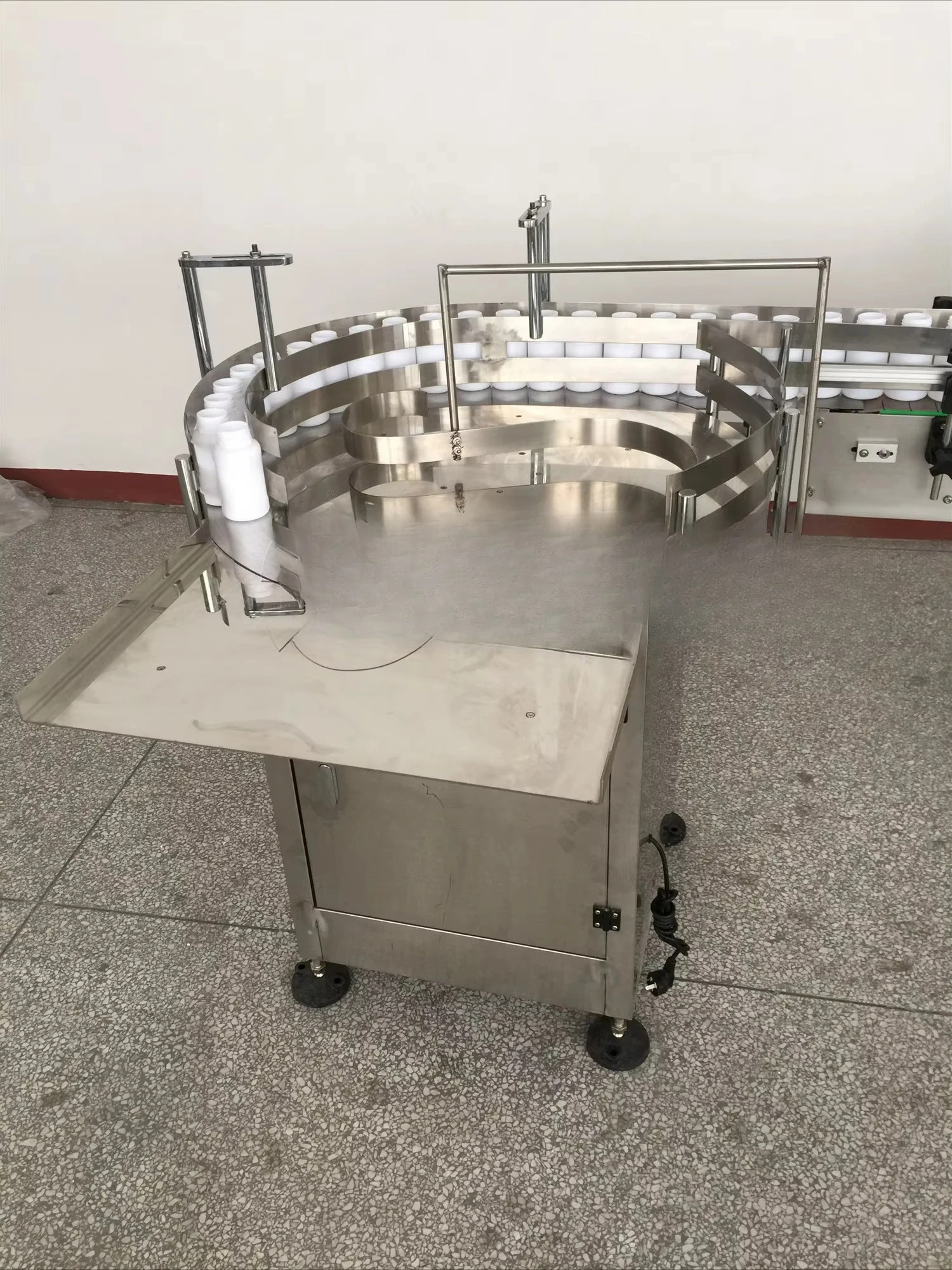Can turntable 8000bph round high-speed plastic can bottle opening machine Automatic bottle opening machine