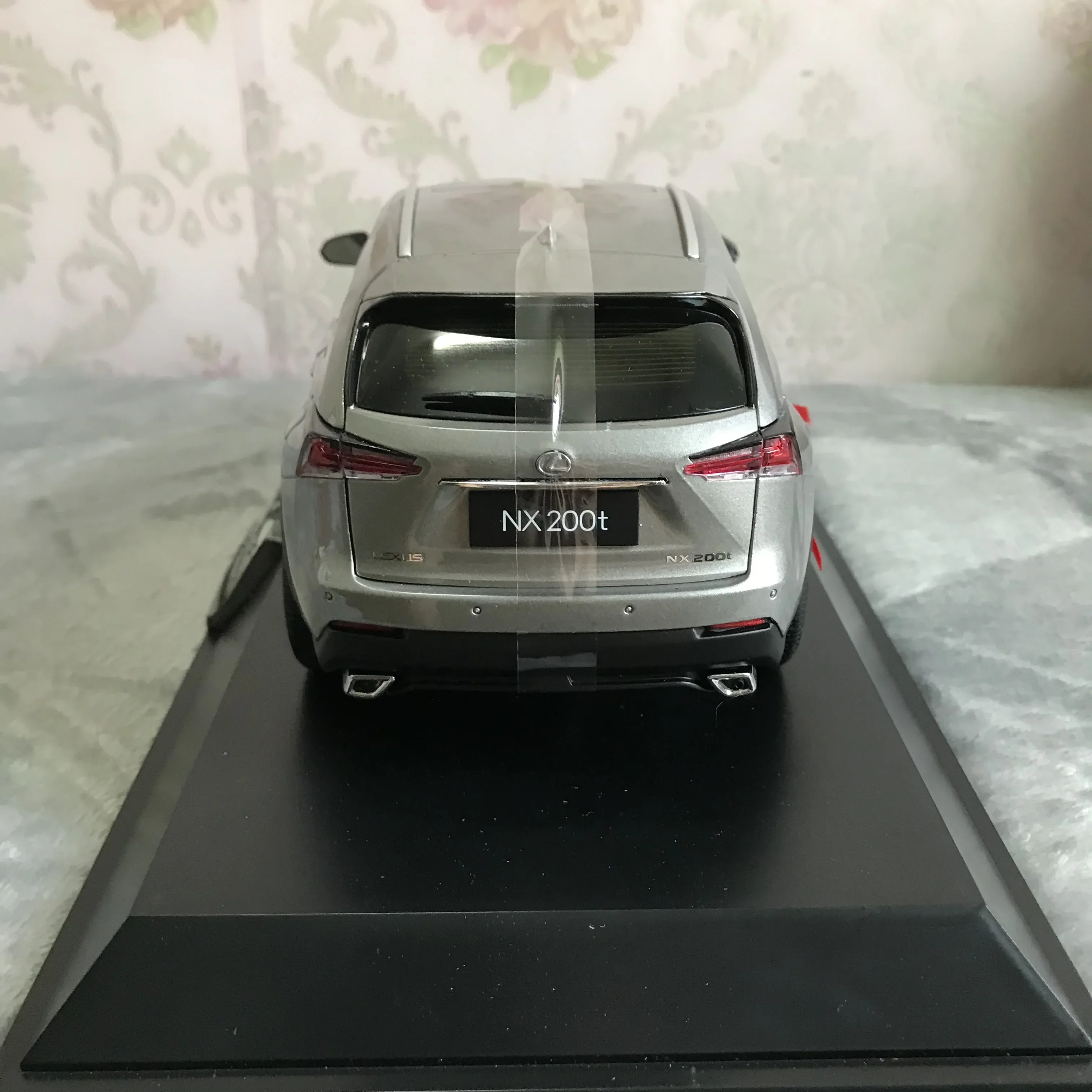 1:18 Scale NX200t Metal Diecast Model Car collection Decoration Boys Gifts