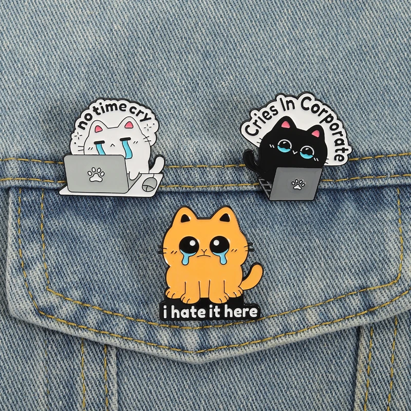 Emaille-Anstecknadeln „Cries in Corporate No Time Cry I Hate It Here“, Broschen, Abzeichen, lustige Katze, Kätzchen, Schmuck, Geschenk für Kollegen, Freunde