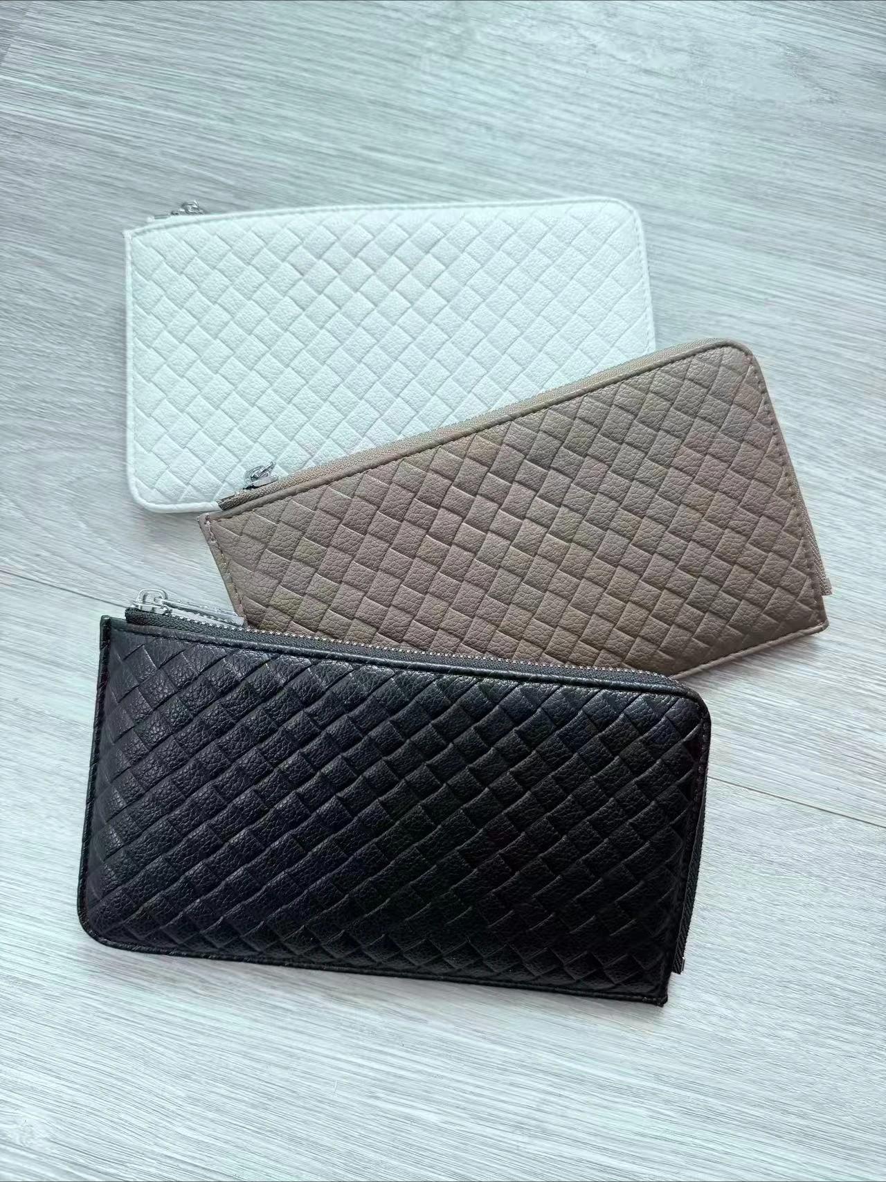 

Doka French light luxury cowhide versatile and exquisite wing-shaped studded diamond fashion handbag and ID case