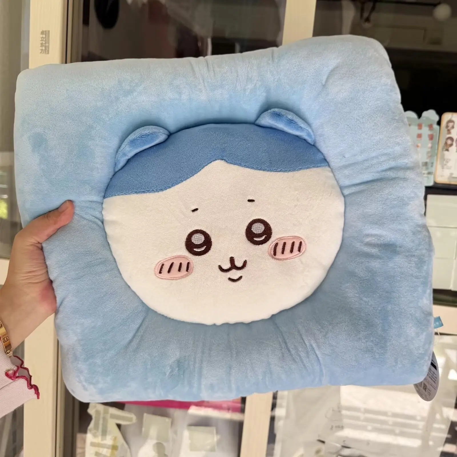 

MINISO новая подушка для домашнего стула Chiikawa Hachiware, студенческая милая утолщенная подушка с рисунком автомобиля, балкона, татами, сладкий сюрприз